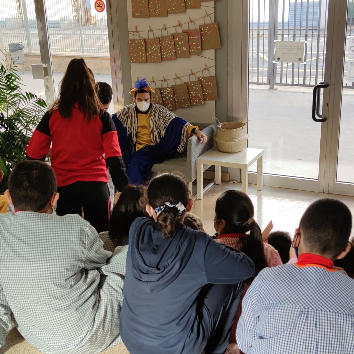 escolageneralp1's tweet photo. Aquest matí hem tingut una visita molt especial! El patge de SSMM!! Gràcies per la visita plena d'il·lusions!! #visitaespecial #patgeSSMM #ilusions #gràcies https://t.co/PD0NIihr78