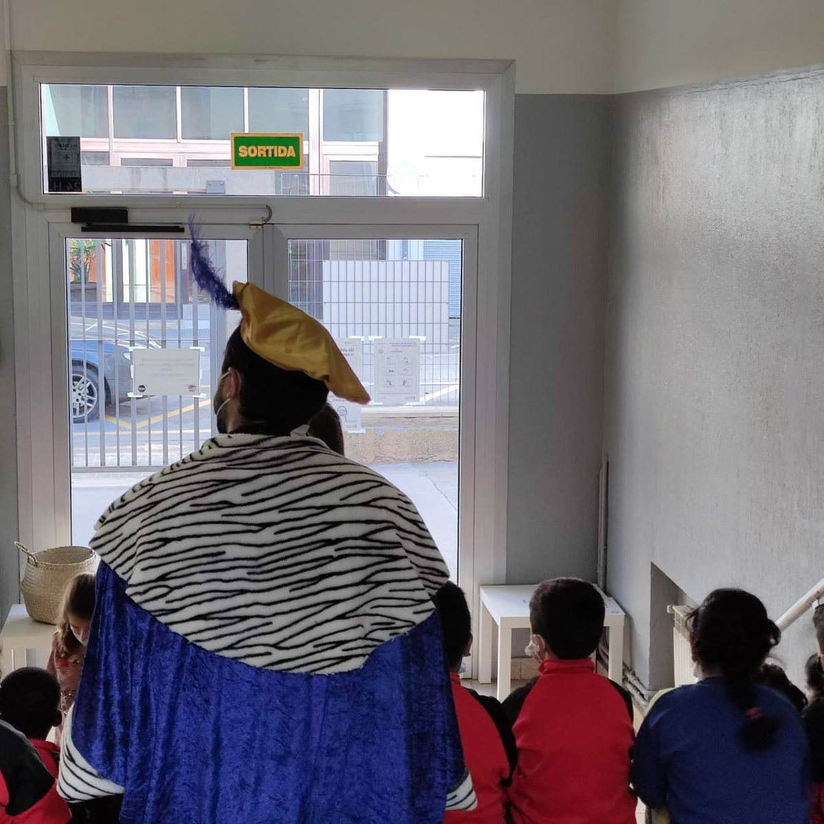 escolageneralp1's tweet photo. Aquest matí hem tingut una visita molt especial! El patge de SSMM!! Gràcies per la visita plena d'il·lusions!! #visitaespecial #patgeSSMM #ilusions #gràcies https://t.co/PD0NIihr78