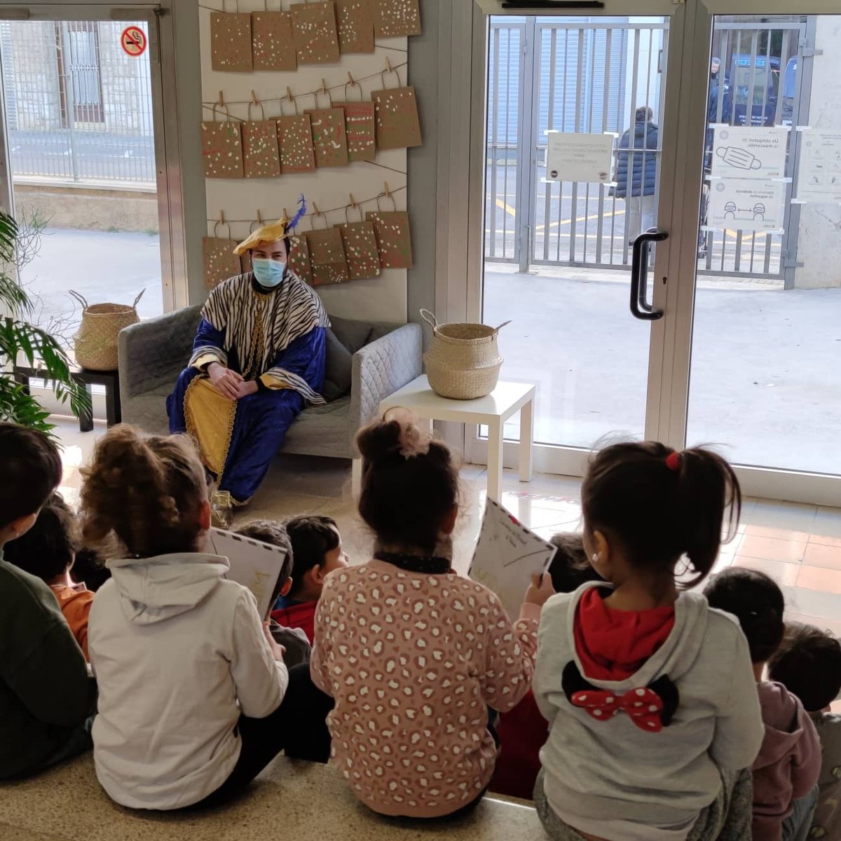 escolageneralp1's tweet photo. Aquest matí hem tingut una visita molt especial! El patge de SSMM!! Gràcies per la visita plena d'il·lusions!! #visitaespecial #patgeSSMM #ilusions #gràcies https://t.co/PD0NIihr78