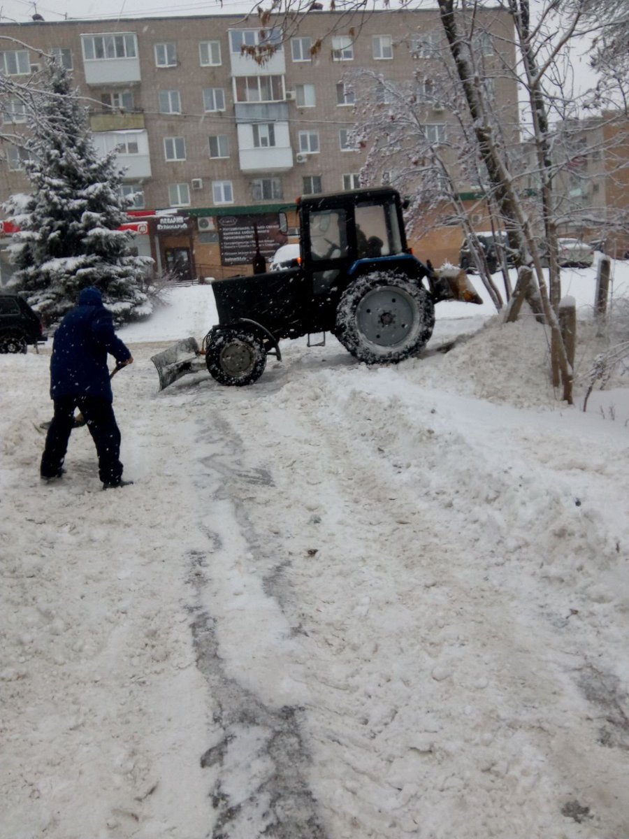 Мехзавод 12,1. Трактор, лопата, - все на уборку снега. И не забудьте, что завтра резкое похолодание!