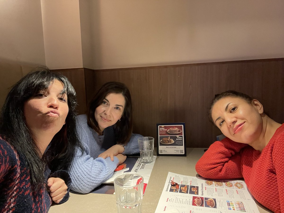 MiritaeJK's tweet photo. La vida a vuestro lado siempre es más bonita! 💜💜💜💜 #miscaris (y las que me faltan) @Henar2011 @yoshiasm2 https://t.co/Kk2Ec1xxpH