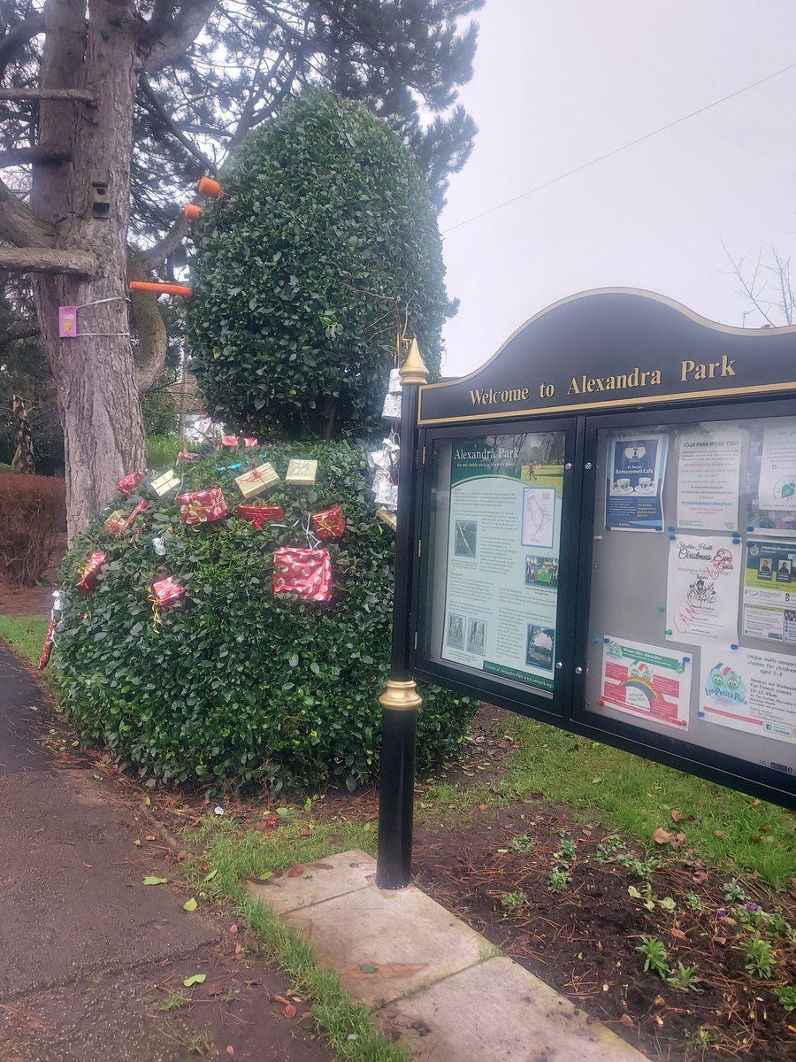 On foot patrol this afternoon in festive-looking Alexandra Park and surrounding areas. Pleased to report all is in order.  

#fivemoresleeps
#hereforyou