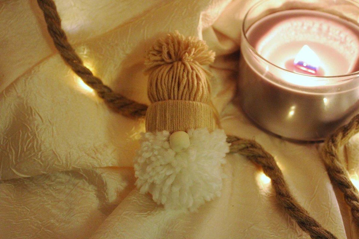 ateliermanille's tweet photo. Il est grandement temps de vous présenter les suspensions conçues cette année pour décorer votre sapin et votre intérieur ! 🎅🏼 

Les suspensions gnomes vous sont proposées avec des bonnets de couleurs variées ❄️🎅🏼 

À retrouver sur Etsy : https://t.co/mbOAjyZ9Zo https://t.co/WG2HConJzY