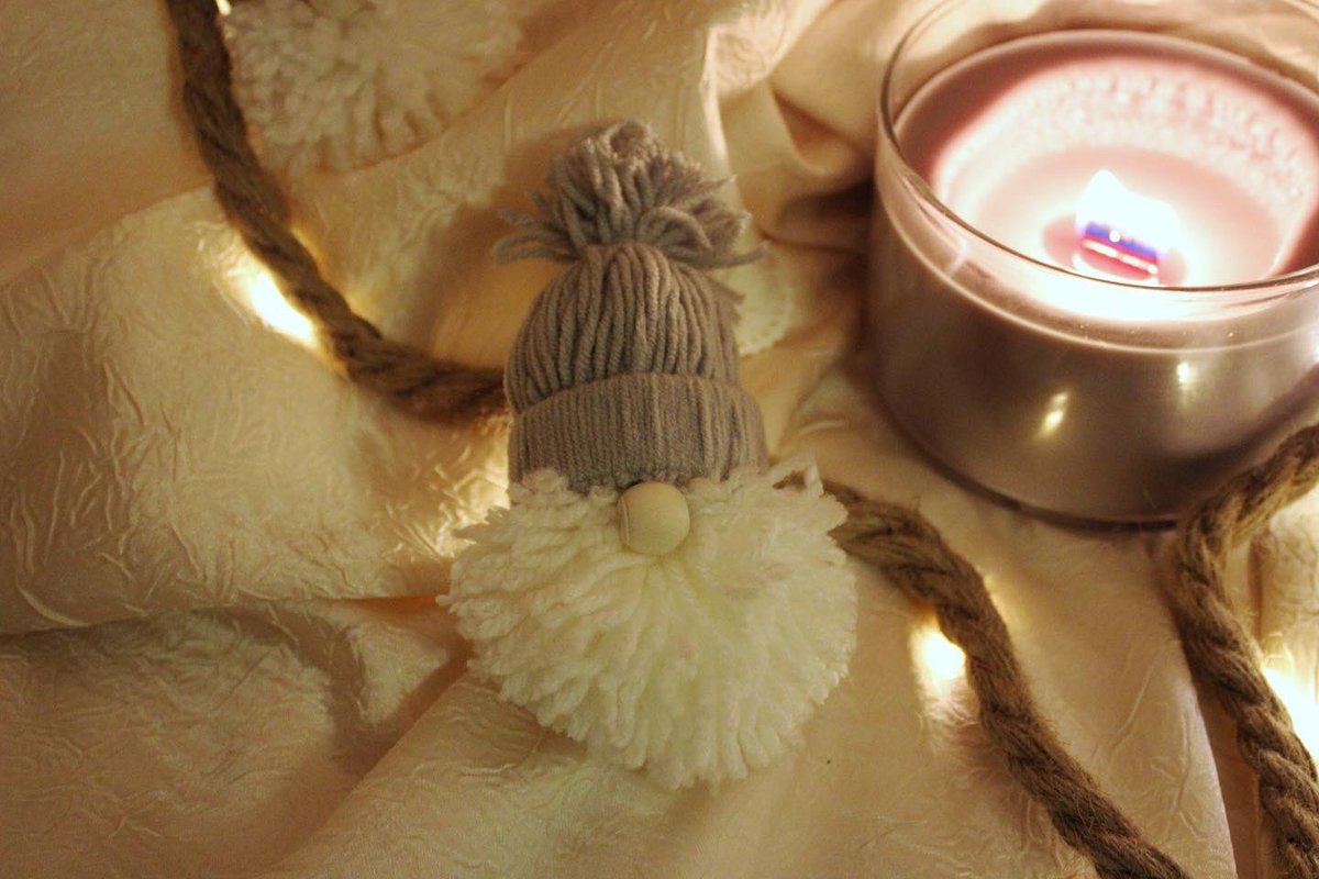 ateliermanille's tweet photo. Il est grandement temps de vous présenter les suspensions conçues cette année pour décorer votre sapin et votre intérieur ! 🎅🏼 

Les suspensions gnomes vous sont proposées avec des bonnets de couleurs variées ❄️🎅🏼 

À retrouver sur Etsy : https://t.co/mbOAjyZ9Zo https://t.co/WG2HConJzY