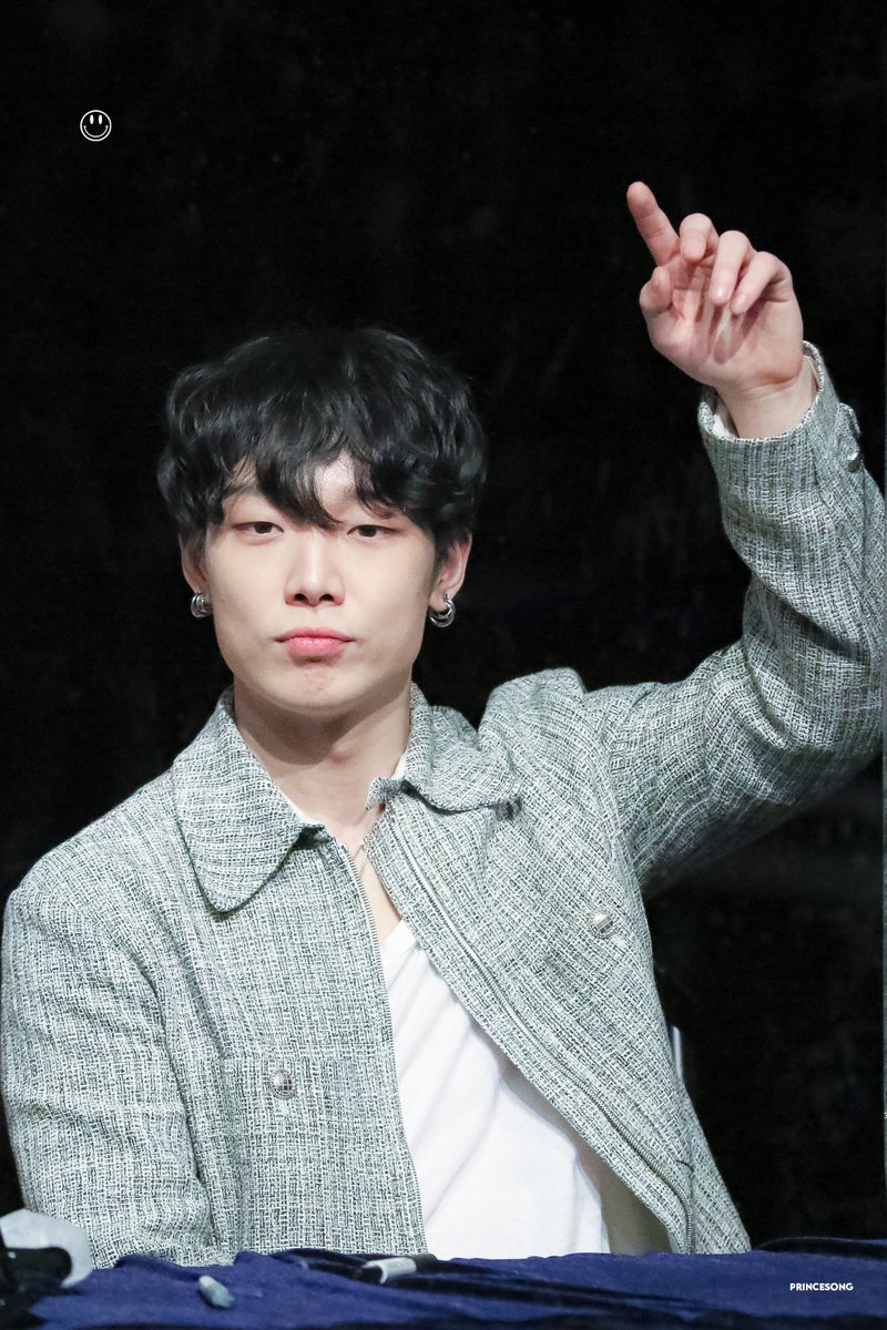 PRINCESONG0208's tweet photo. #LuckyManBOBBYDay 🤘

#BOBBY #바비 
@bobbyranika https://t.co/wuTs87X0gj
