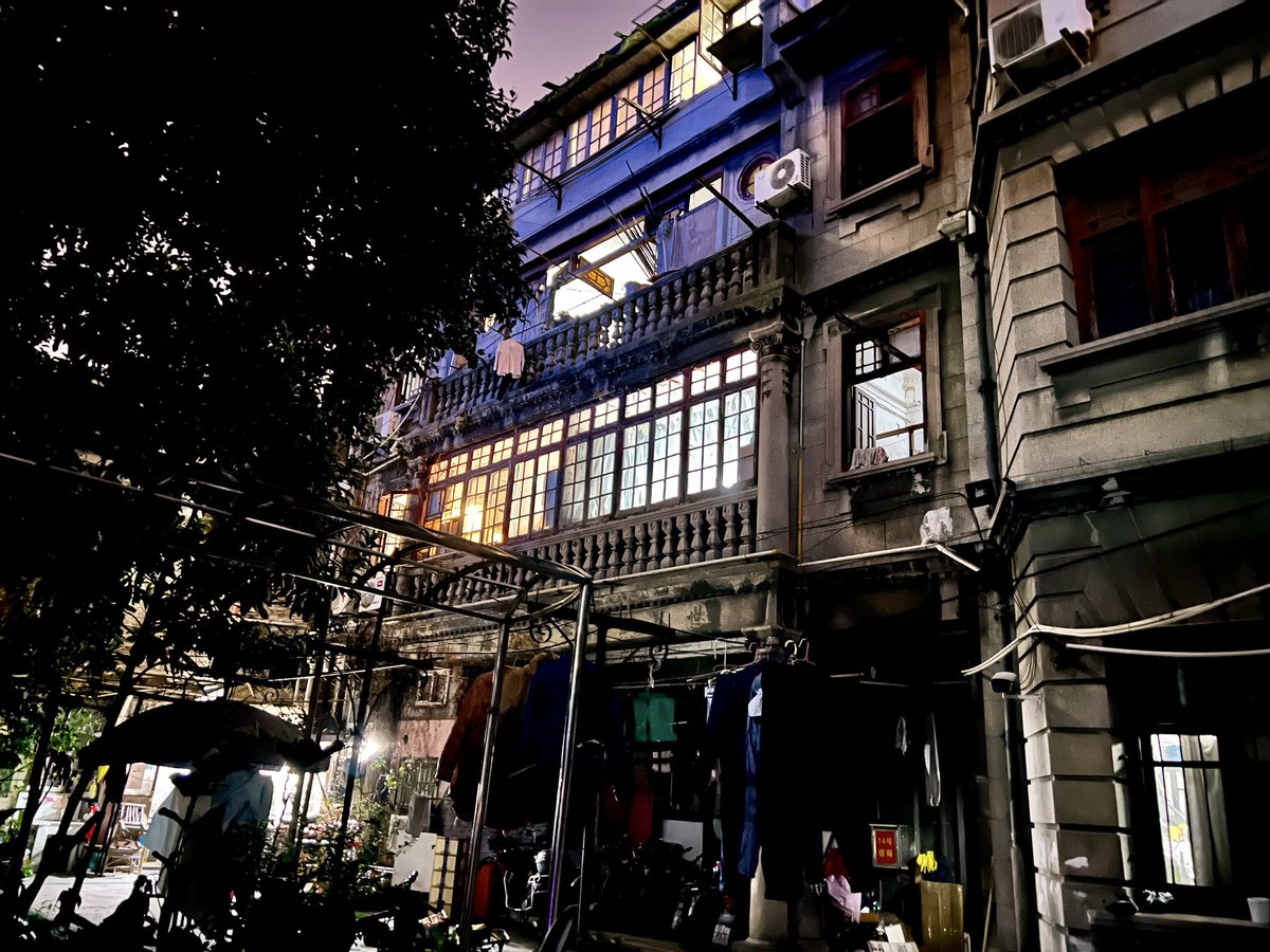 axin_sh's tweet photo. 「立ち退きで今月店じまいする弄堂内の予約制レストランに行きませんか」と誘われ、行く行く！と二つ返事で乗った月曜夜。住所を聞いてええっまさかここ！？となった旧世界紅卍字会上海事務所。看板なし、何気ないドアを開けたらそこは紛れもなくお店だった。外の調理場では老版が鍋を振っていた。 https://t.co/Q3BoHiPf7h