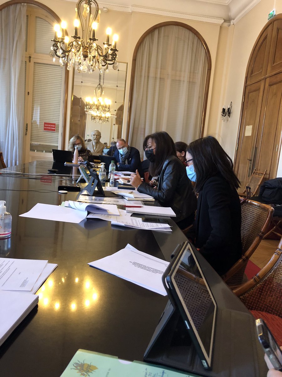 Cet après-midi à la Préfecture, en Commission de Présence Postale, je défends, avec les élus, la prise de fonction des facteurs à la Poste de Bedous.