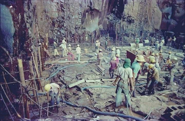 EnriqueRieraE's tweet photo. FOTOS HISTORICAS DE LOS EX OBREROS DE ITAIPU, margen paraguaya, en plena tarea. 
Hoy después de mas de 30 años, siguen esperando, como un acto de justicia, se cumpla con la ISONOMIA prevista en el tratado. Tener los mismos beneficios sociales, que tuvieron sus pares brasileros. https://t.co/2ppWjic9F6