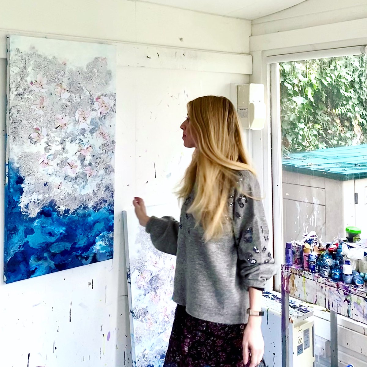 CorinneNatel's tweet photo. Still hanging around the studio! ☺️💙💗 working at a nice pace with this commissioned #diptych @lafontaine_contemporary_art Adding the floral collage elements 💙💗🌊🌸🍃#art #wip #mondaymotivation #floralcollage #abstractart #floralart #painting #contemporaryart https://t.co/rpgz3RnceI