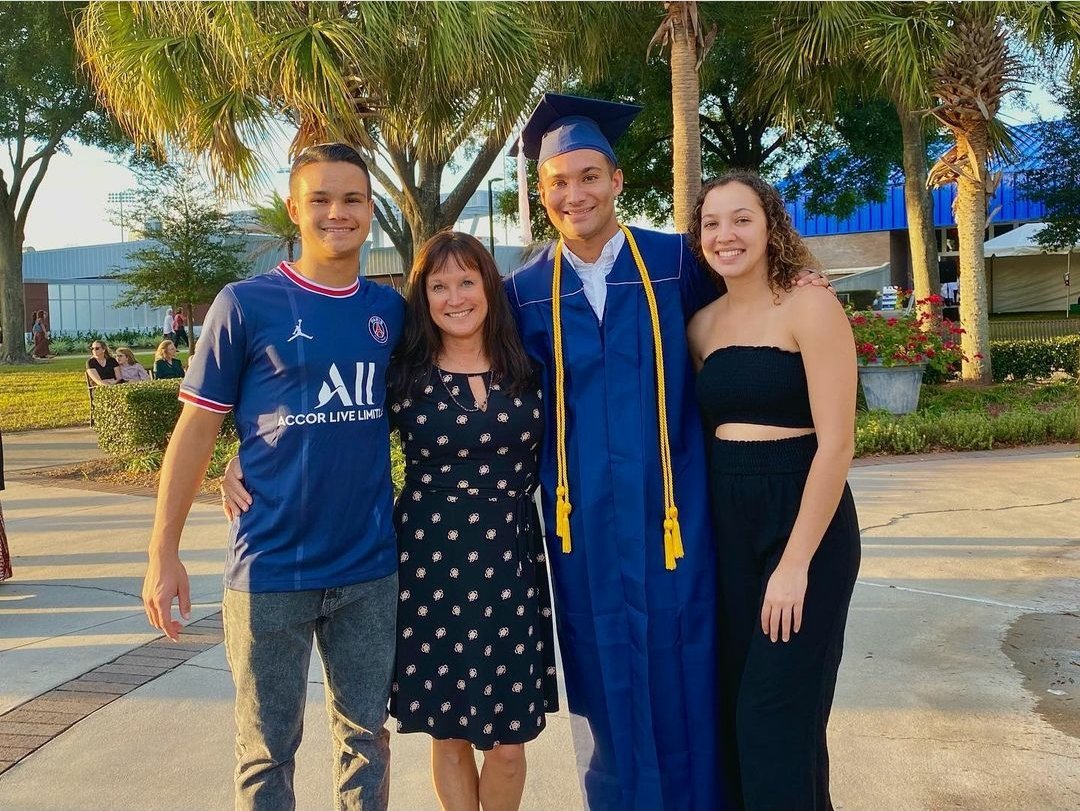 ASUNSports's tweet photo. Congrats to all of our @UNFOspreys that walked across the stage this Fall Semester 🎓💯❗

#ASUNBuilt | #SWOOPLife https://t.co/lq6dorwvlD