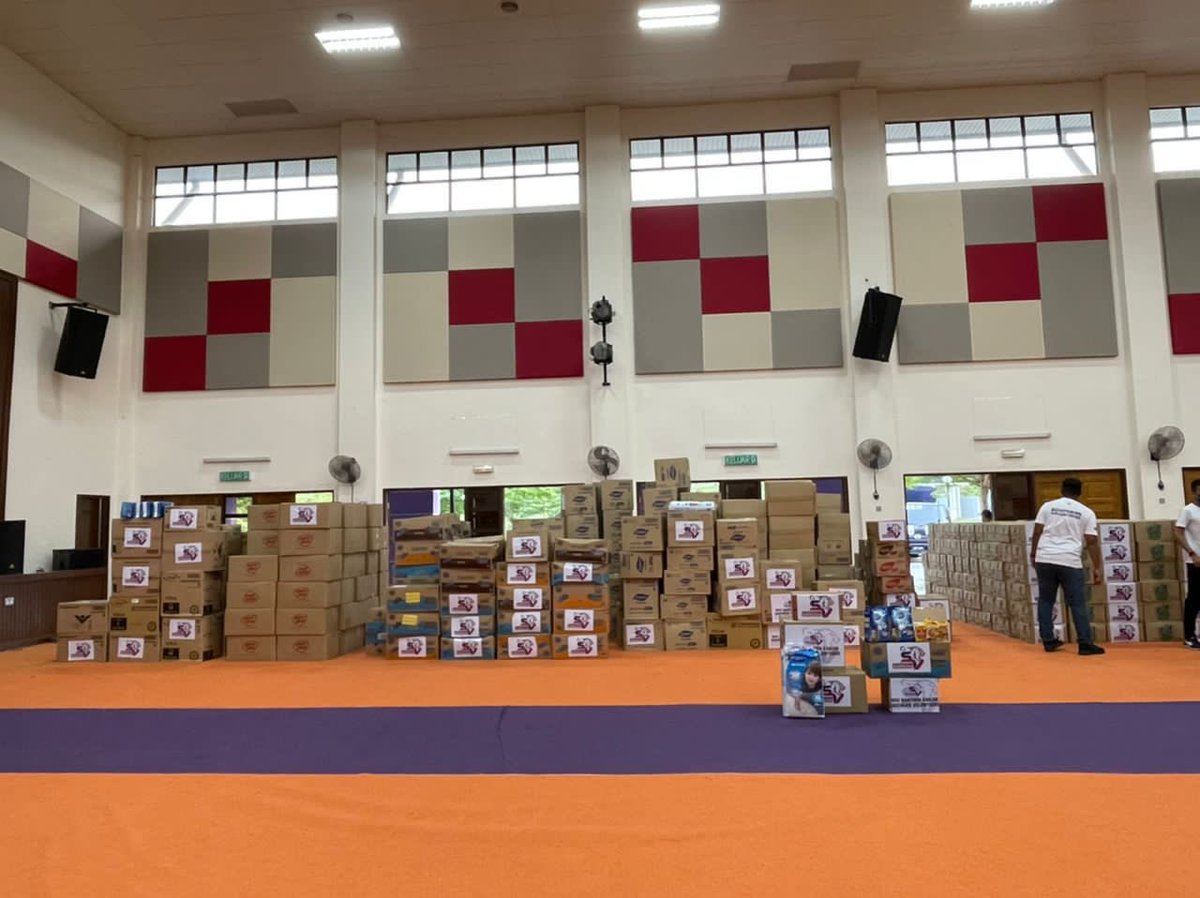 HRHJohorII's tweet photo. Distributed in Hulu Langat, Selangor today. We will be sending more aid. Thank you Johor Southern Volunteers. https://t.co/47i7qrZk4p