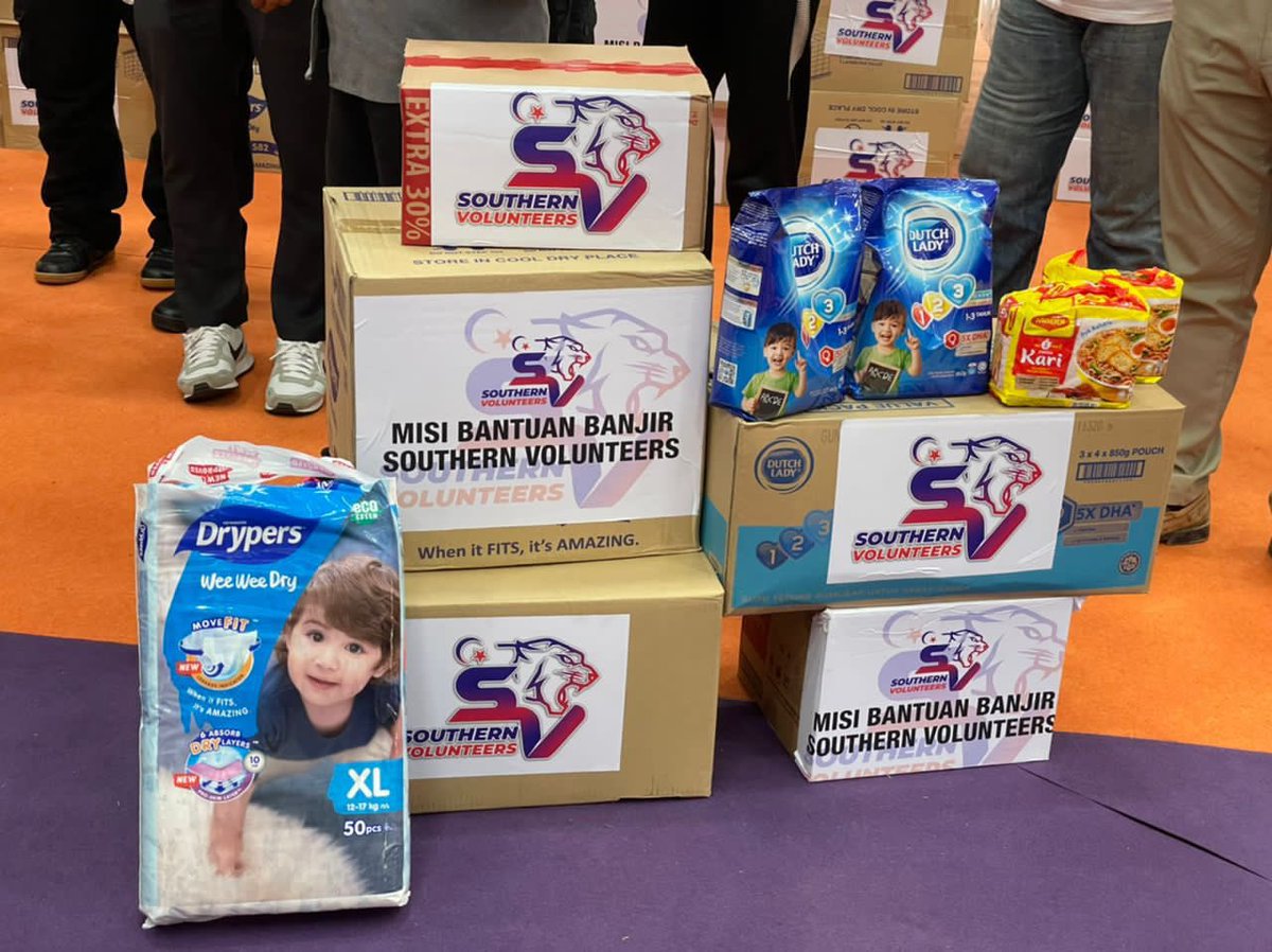 HRHJohorII's tweet photo. Distributed in Hulu Langat, Selangor today. We will be sending more aid. Thank you Johor Southern Volunteers. https://t.co/47i7qrZk4p