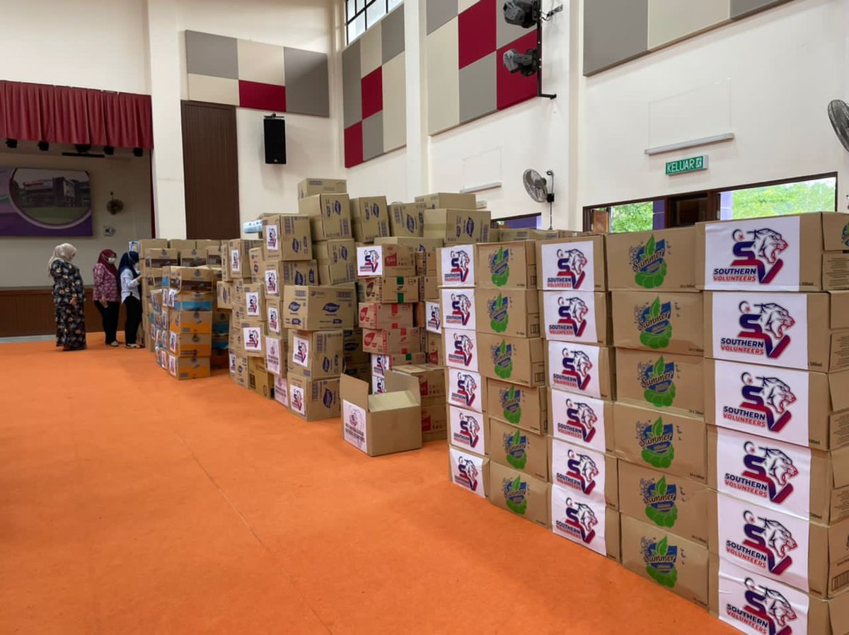 HRHJohorII's tweet photo. Distributed in Hulu Langat, Selangor today. We will be sending more aid. Thank you Johor Southern Volunteers. https://t.co/47i7qrZk4p