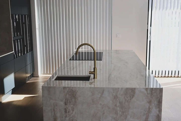 Dekton's tweet photo. This week's kitchen photos via @aomarmor put a golden edge on life, to say the least. A modern kitchen dressed with the popular and very impressive Dekton Arga as a worktop, which together with the gold-colored faucets and sinks become something special. https://t.co/wQz9JJ1pNs https://t.co/quJeqaoaHy