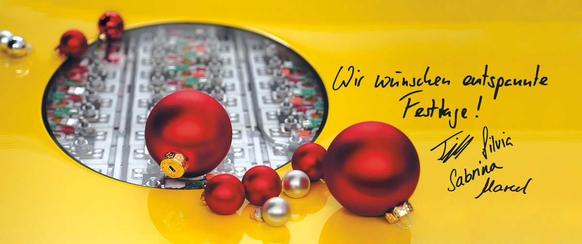 Wir wünschen Euch entspannte Festtage. Auch wir gönnen uns ein wenig Pause, und sind ab dem 3. Januar wieder für Euch da. 

Und für die aufmerksamen Leser hier: Ja, da sind jetzt vier Unterschriften auf dem Bild. 😊