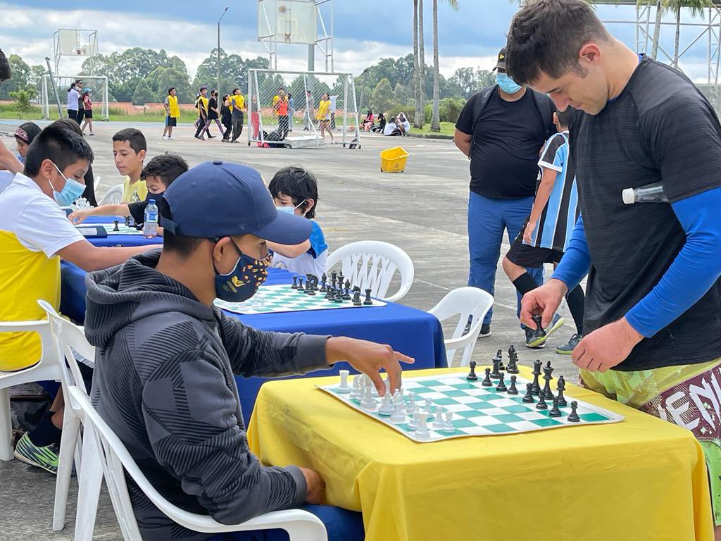 AlcaldiaPopayan's tweet photo. ¡En Popayán están pasando cosas buenas! 😃

"Formando Talentos" 👉🏼 Nuestras escuelas deportivas se dieron cita en el 2do Festival de Integración 🏃🏽‍♂️🤾🏼‍♂️, actividad realizada en el Complejo Deportivo de la ciudad ⚽️🏀🏐

#AlcaldíaDePopayán 
#SecDeportePopayán https://t.co/au0J3WBb0e