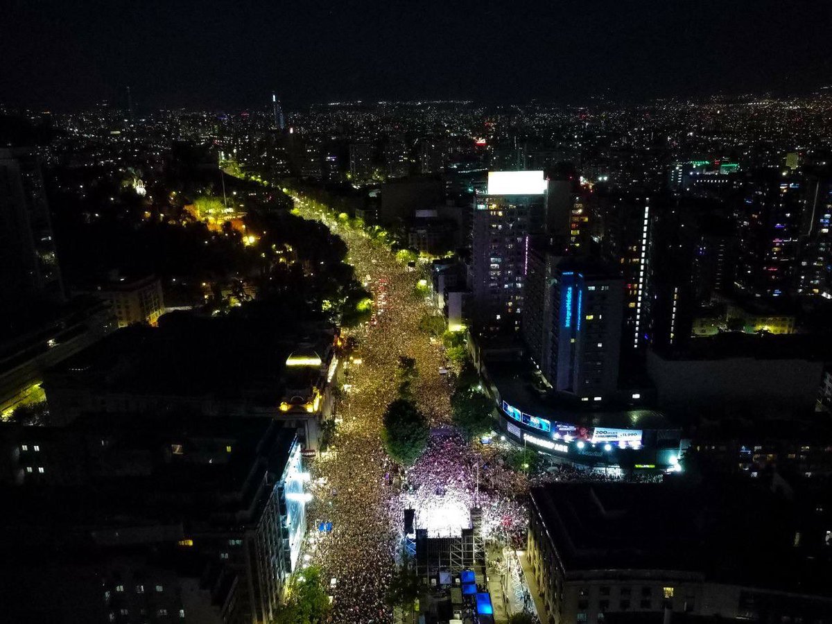 GabrielBoric's tweet photo. Qué linda celebración la de ayer, qué lindo comienzo de un nuevo ciclo. Cuando nos unimos, con esperanza y sin miedo, todo avanza mejor. Seguimos!

📸 @fotoencampana https://t.co/dNn6Nj0by7