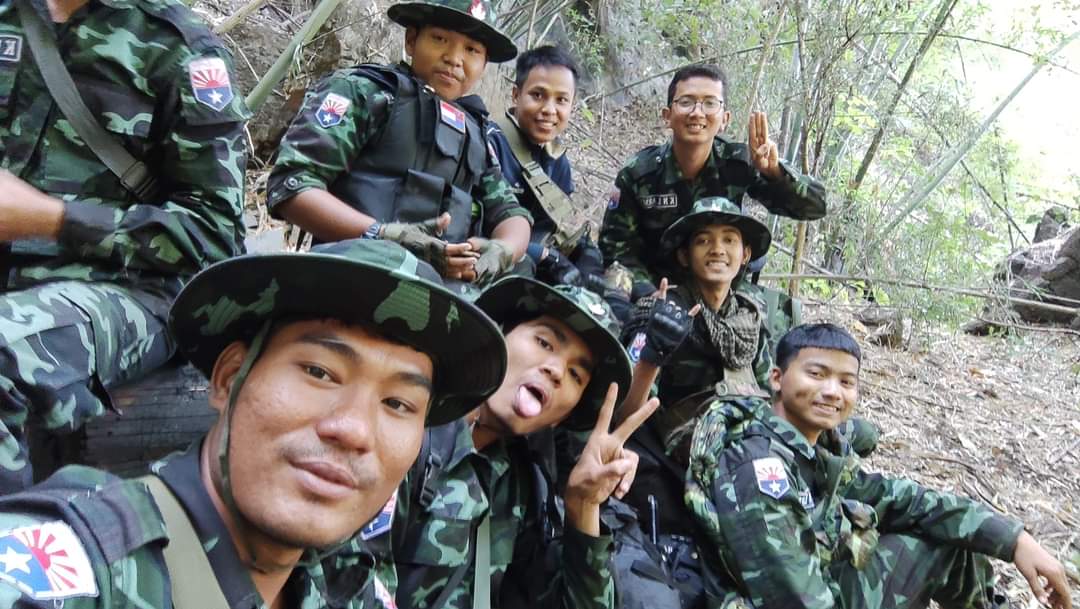 Htetlyanwin9's tweet photo. တိုက်တိုင်း နိုင်တဲ့ ဂရုဆိုတာ စောက်ချောကြီးတွေကြည်ပဲနေတဲ့ ကျွန်တော်တို့ ဂရုကိုပြောတာ ❤️🥰

ရှေ့တန်းတစ်နေရာ ရဲဘော်များ😍 https://t.co/t7O73aMFB1