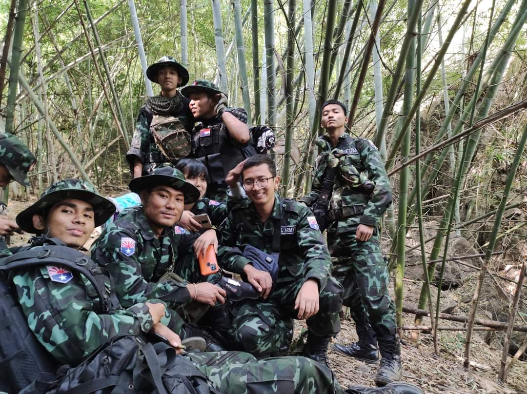 Htetlyanwin9's tweet photo. တိုက်တိုင်း နိုင်တဲ့ ဂရုဆိုတာ စောက်ချောကြီးတွေကြည်ပဲနေတဲ့ ကျွန်တော်တို့ ဂရုကိုပြောတာ ❤️🥰

ရှေ့တန်းတစ်နေရာ ရဲဘော်များ😍 https://t.co/t7O73aMFB1