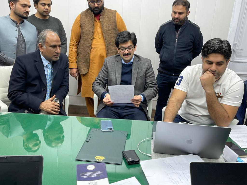 uzairarshad's tweet photo. Under the astonishing leadership of @SyedTMHassan. Giving DCO LHR sneak peek of the Overseas Global Convention's content. We are hosting 1500+ overseas representing 80+ countries.
Our Chief Guest is @ImranKhanPTI 
Date: 23rd Dec
Venue: Governor House, Lahore.
#teamwork #teampower https://t.co/NrOj5y3wFT