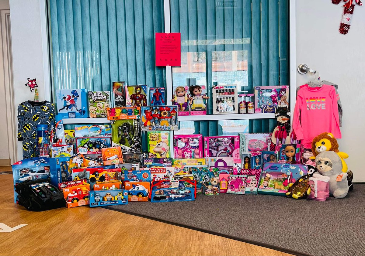 BankAtCity's tweet photo. The generosity throughout our communities is simply overwhelming. Many of our branches hosted toy drives, and it warms our hearts to see the volume of donations received. We are honored to play a part in bringing joy to local children this holiday season.
#CityNationalBank #CNB https://t.co/S6ALr6KDxJ