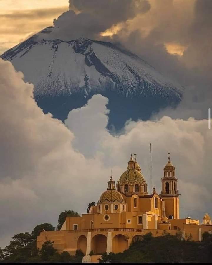 Espectacular amanecer en Volcán Popocatépetl, Cholula Puebla 😍🇲🇽 📸: @nomadaenpatineta