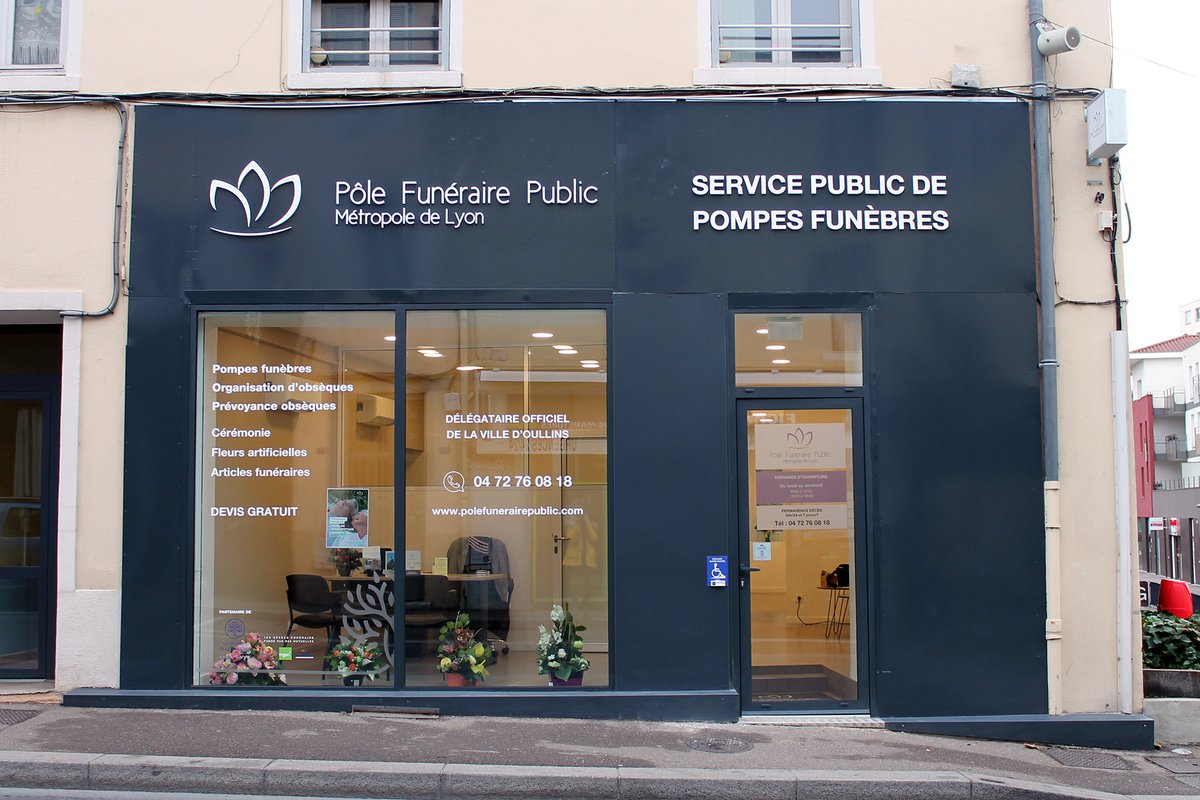 pole_lyon's tweet photo. 🔴 Aujourd'hui avait lieu l’inauguration de notre nouvelle agence d'#Oullins en présence d'@AudreyHenocque et de Clotilde @pouzergue.
💡 Un conseiller #funéraire vous accueille maintenant du lundi au vendredi (9h-12h30 et 14h-18h), au 194 Grande rue à Oullins. #obsèques #deuil https://t.co/JfkV8bTaHd