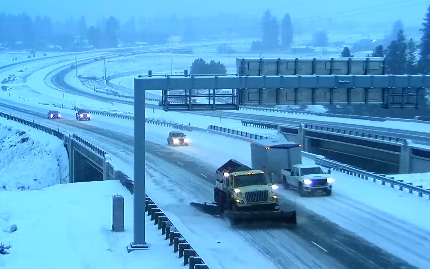 WSDOT East on Twitter: "Crews are out working hard to clear area