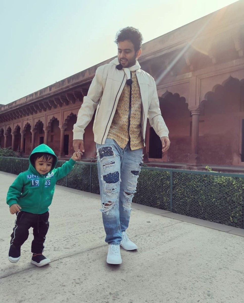 RJVijayOfficial's tweet photo. Yo buddy I love you man #Navilan 😘❤️😎 https://t.co/Tqibhf76ap