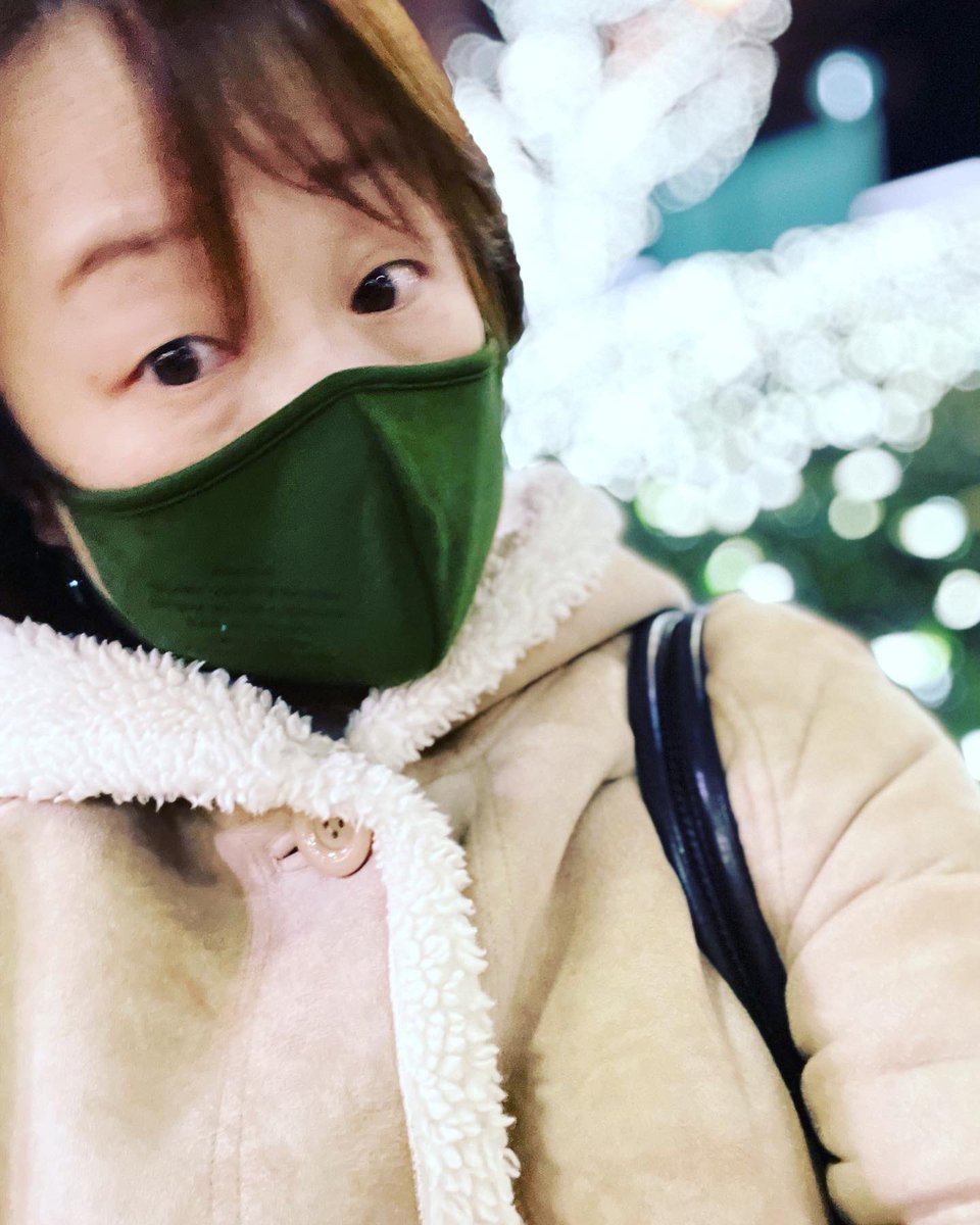 travelingfuture's tweet photo. #意外にあたたかい
#ピカチュウ
すんごく寒いかと思ったら
ピカチュウスウェットに
ショートパンツに
コートで大丈夫だた❤️
10年前に買った
フェイクムートンに
モコモコをあしらう
コートを着てみた🤣
#今日のコーデ
(コート)
#isbit
(スウェット)
#graniph
(パンツ)
#sacai https://t.co/eJIrYbHTqM