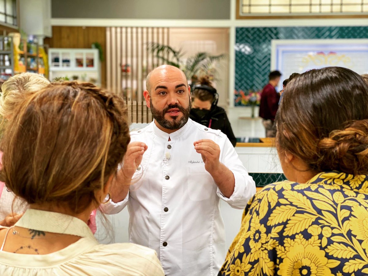 ChefAMontes's tweet photo. Teaching #CelebrityBakeOff https://t.co/V6ku4g71qg