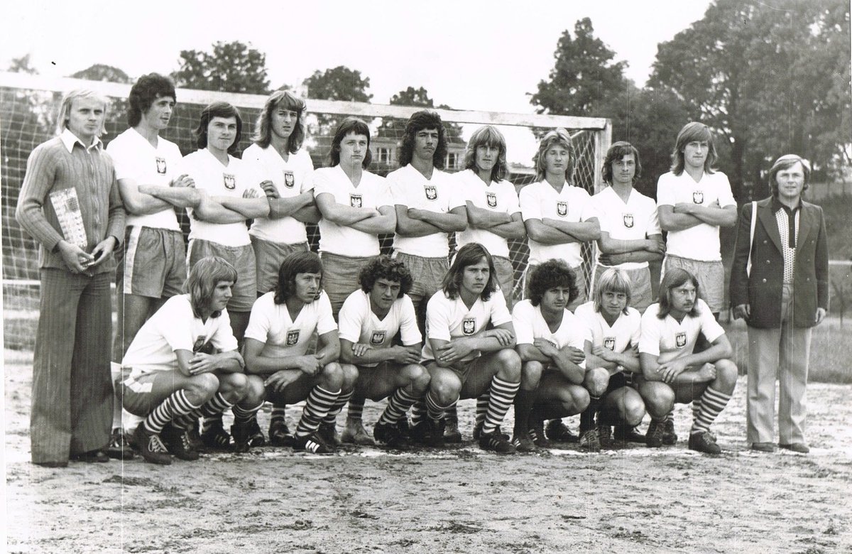 StomilUncut's tweet photo. Drużyna Stomilu Olsztyn - mistrzowie Polski juniorów 1974.
Od lewej: Budziłek, Szczech, S.Masztaler, Mituniewicz, Pobiedziński, Lubieniecki, Włodarczyk, Grzegorzewski, Karpiński, Muszyński, J.Masztaler, Głowacki, Kubelski, Zieliński, Pawlus, Mańko, Szawerdak, J.Ful. https://t.co/P3taVeaAfy