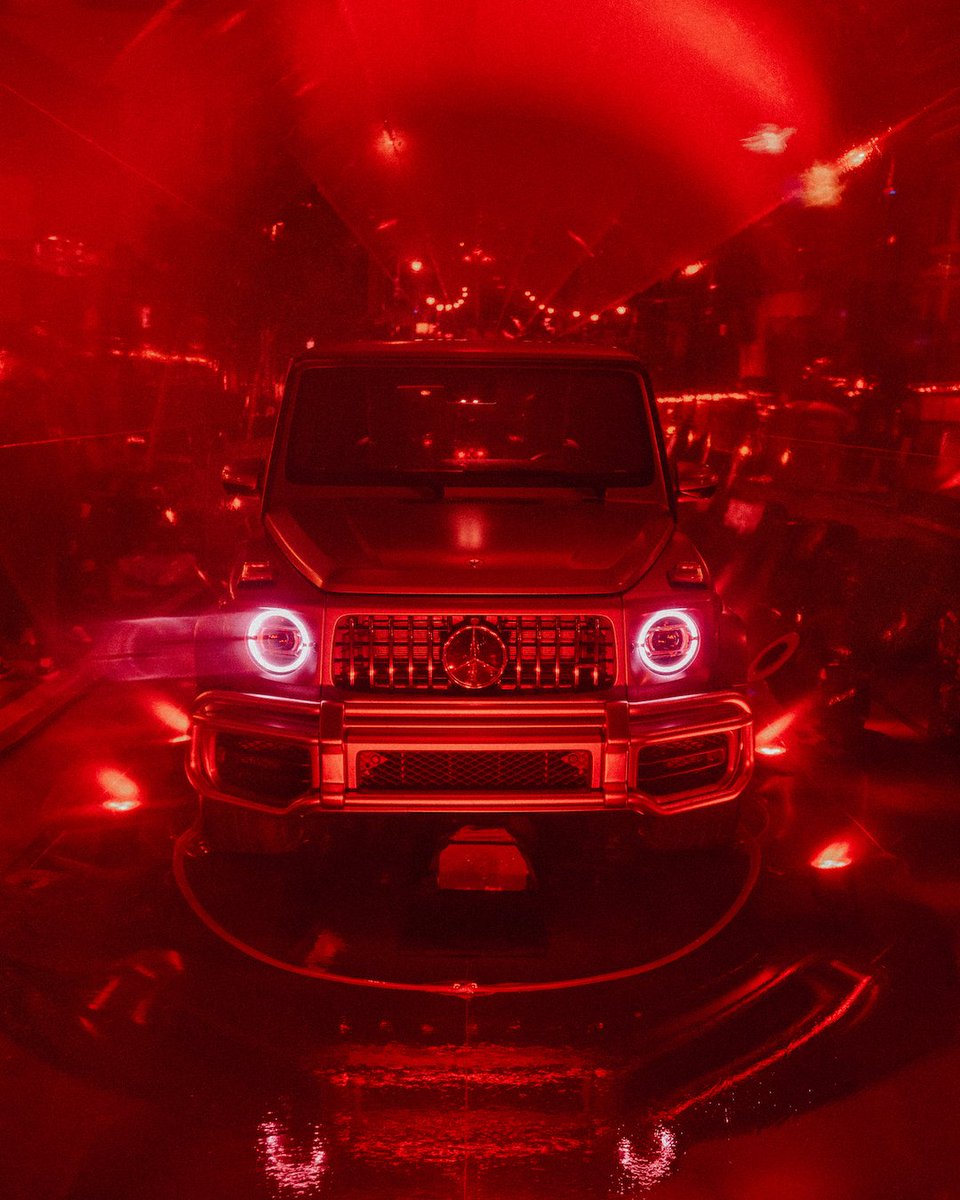 MercedesBenz's tweet photo. A very special G-Class made its entrance on the red carpet during the premiere of “The Matrix Ressurections”. 

[Mercedes-AMG G 63 | NEFZ: Kraftstoffverbrauch kombiniert: 14,4 l/100 km | CO₂-Emissionen kombiniert: 330 g/km | https://t.co/s95yKNQ4ym | https://t.co/RGZwOvZ0p2] https://t.co/0HsN8HZ1Cz