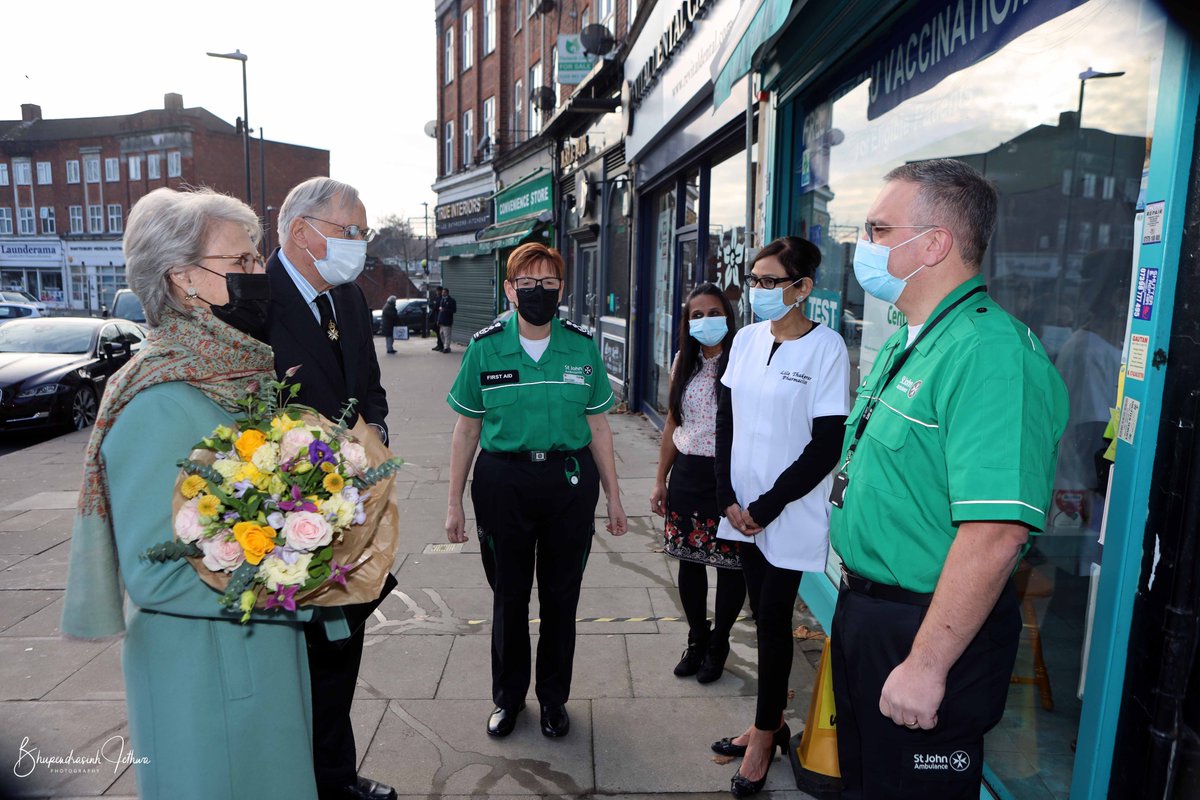 RoyalFamily's tweet photo. In 2021, @stjohnambulance volunteers gave 850,000 hours of their time to deliver millions of COVID-19 &amp; flu jabs.

The Duke of Gloucester, Grand Prior of the Order of St John, &amp; The Duchess of Gloucester last week visited a vaccine site to thank volunteers &amp; staff for their work. https://t.co/UHYuVwcr61