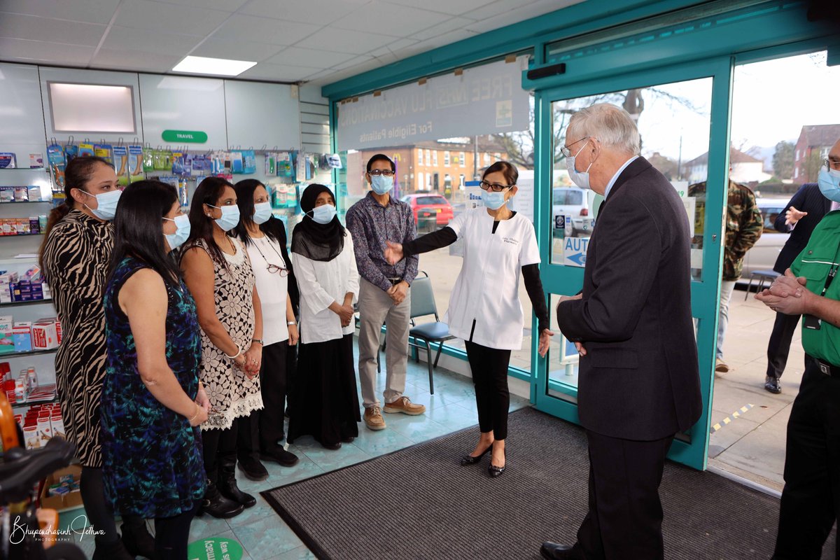 RoyalFamily's tweet photo. In 2021, @stjohnambulance volunteers gave 850,000 hours of their time to deliver millions of COVID-19 &amp; flu jabs.

The Duke of Gloucester, Grand Prior of the Order of St John, &amp; The Duchess of Gloucester last week visited a vaccine site to thank volunteers &amp; staff for their work. https://t.co/UHYuVwcr61
