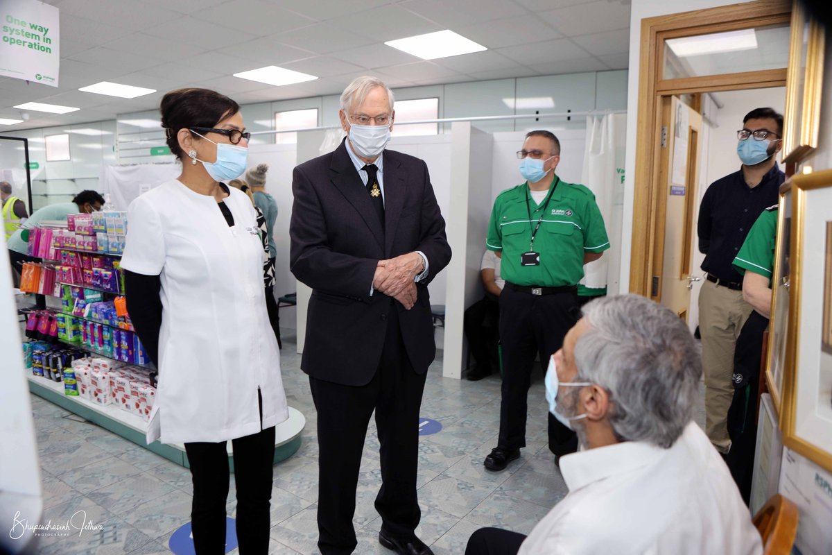RoyalFamily's tweet photo. In 2021, @stjohnambulance volunteers gave 850,000 hours of their time to deliver millions of COVID-19 &amp; flu jabs.

The Duke of Gloucester, Grand Prior of the Order of St John, &amp; The Duchess of Gloucester last week visited a vaccine site to thank volunteers &amp; staff for their work. https://t.co/UHYuVwcr61