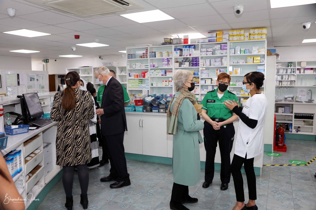 RoyalFamily's tweet photo. In 2021, @stjohnambulance volunteers gave 850,000 hours of their time to deliver millions of COVID-19 &amp; flu jabs.

The Duke of Gloucester, Grand Prior of the Order of St John, &amp; The Duchess of Gloucester last week visited a vaccine site to thank volunteers &amp; staff for their work. https://t.co/UHYuVwcr61