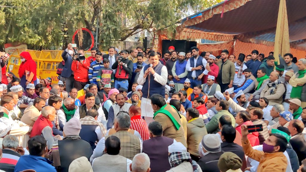 _AjitTyagi's tweet photo. मुआवज़े और सुप्रीम कोर्ट के आदेशों को लागू करने की मांगों को लेकर नोएडा विकास प्राधिकरण कार्यालय के बाहर धरने पर बैठे 81 गाँव के किसानों का साथ देने पहुंचे सांसद @SanjayAzadSln जी। https://t.co/KdRBLgVxyR