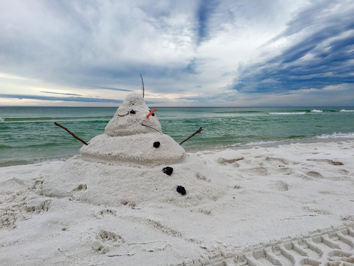 ucd_global's tweet photo. 🔔 🎁 ☃️ Global Guide Anam has put together some of the best Irish traditions at Christmas time for you to enjoy!

👉 Check it out here: https://t.co/Kd78IcgUiB

❄️ You might even take a dip in the Irish Sea on Christmas morning like the locals!! https://t.co/b5ieCVWyOu