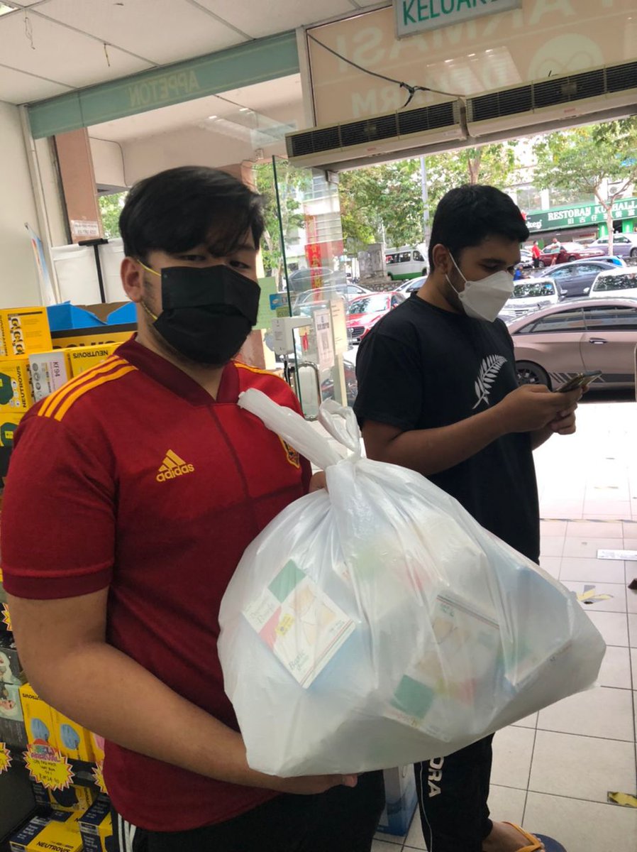 didikkita's tweet photo. Our volunteers have bought the pads, disposable panties and underwear, and instant scarf. Hard to find the supplies so they had to go to several places. Trying our best to help them in need 🤲🏻 #DKliveupdate https://t.co/mlCo7My5rb
