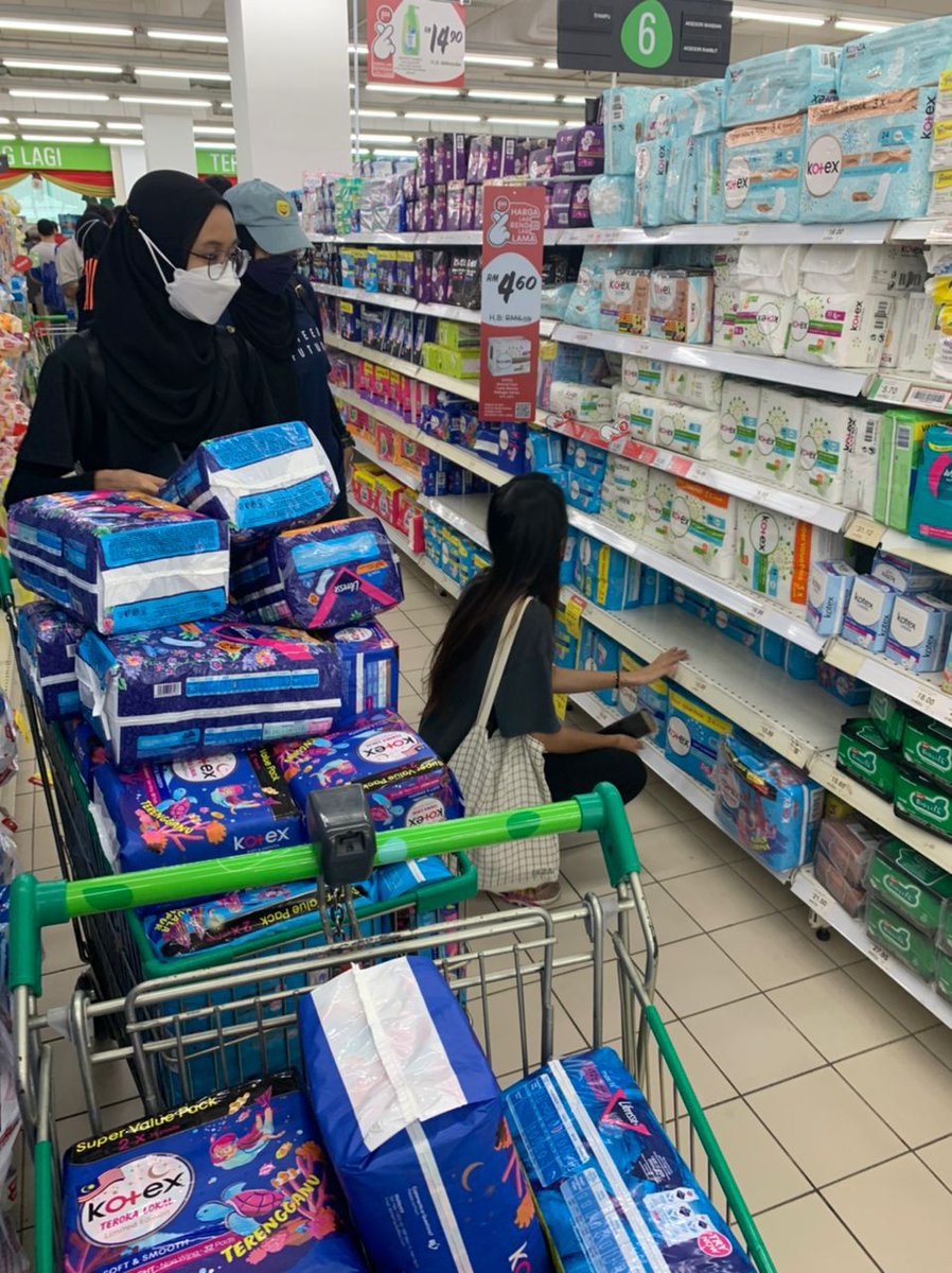 didikkita's tweet photo. Our volunteers have bought the pads, disposable panties and underwear, and instant scarf. Hard to find the supplies so they had to go to several places. Trying our best to help them in need 🤲🏻 #DKliveupdate https://t.co/mlCo7My5rb
