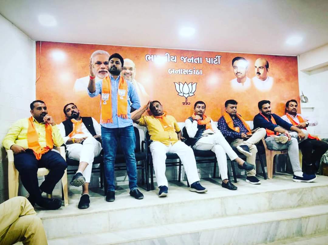 inareshthakor's tweet photo. ભારતીય જનતા યુવા મોર્ચા દ્વારા આગામી સમયમાં વંદનીય અટલ બિહારી વાજપેયજીની જન્મજ્યંતિ સુશાસન દિવસ નિમિતે થી  યુગદ્રષ્ટા શ્રી સ્વામી વિવેકાનંદજી ની જન્મજ્યંતિ યુવા દિવસ સુધી આયોજિત વિસ્તારક યોજના અંતર્ગત અંબાજી ઝોનનો અભ્યાસવર્ગ પાલનપુર ખાતે યોજાયો. (1/2) https://t.co/WJYPn032D6