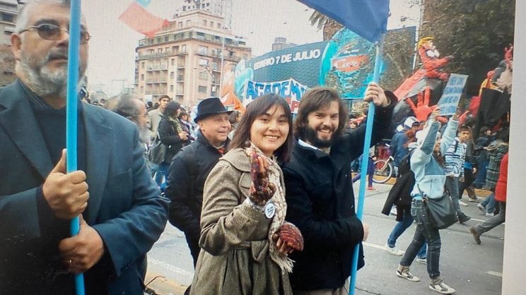 letimartinnez's tweet photo. 🇨🇱 Un dato clave y no casual
A 10 años de las gigantescas marchas estudiantiles en Chile, varios de los dirigentes de ese momento formarán parte clave del gobierno de @gabrielboric 

Izkia Siches, Giorgio Jackson, Camila Vallejo y Karol Cariola, entre otres.
#EleccionesChile2021 https://t.co/7ss80unLgS