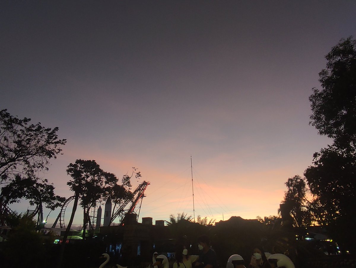 romieeeeeeeeeel's tweet photo. Ang paalam ko Laguna pero di ko sinabing Enchanted Kingdom Ahhahaha https://t.co/UfRAZmSJAi