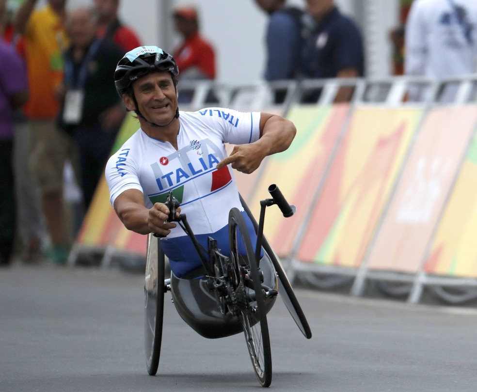 FormulaIndy's tweet photo. Após 18 meses internado por conta de um acidente de paraciclismo, Alessandro Zanardi teve alta e vai passar o Natal em casa.

Quem revelou foi sua esposa, Daniela, para a BMW. "O processo de recuperação continua e será longo, mas Alex prova mais uma vez que é um lutador", disse. https://t.co/kLf715x0qt