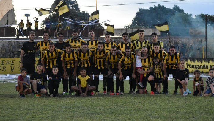 AndresMaciasDa1's tweet photo. Por ustedes, por nosotros, por la historia. Porque siempre lo soñamos. Por las malas pasadas. Por las buenas que vendrán. Porque lo merecemos.

Ya nos hicieron felices pero hoy vamos por todo. 

Vamos todos unidos, vamos no nos quedemos.

A MORIR. LOS MÍOS MUEREN 💛🖤💛 https://t.co/Ph5PR8olUr