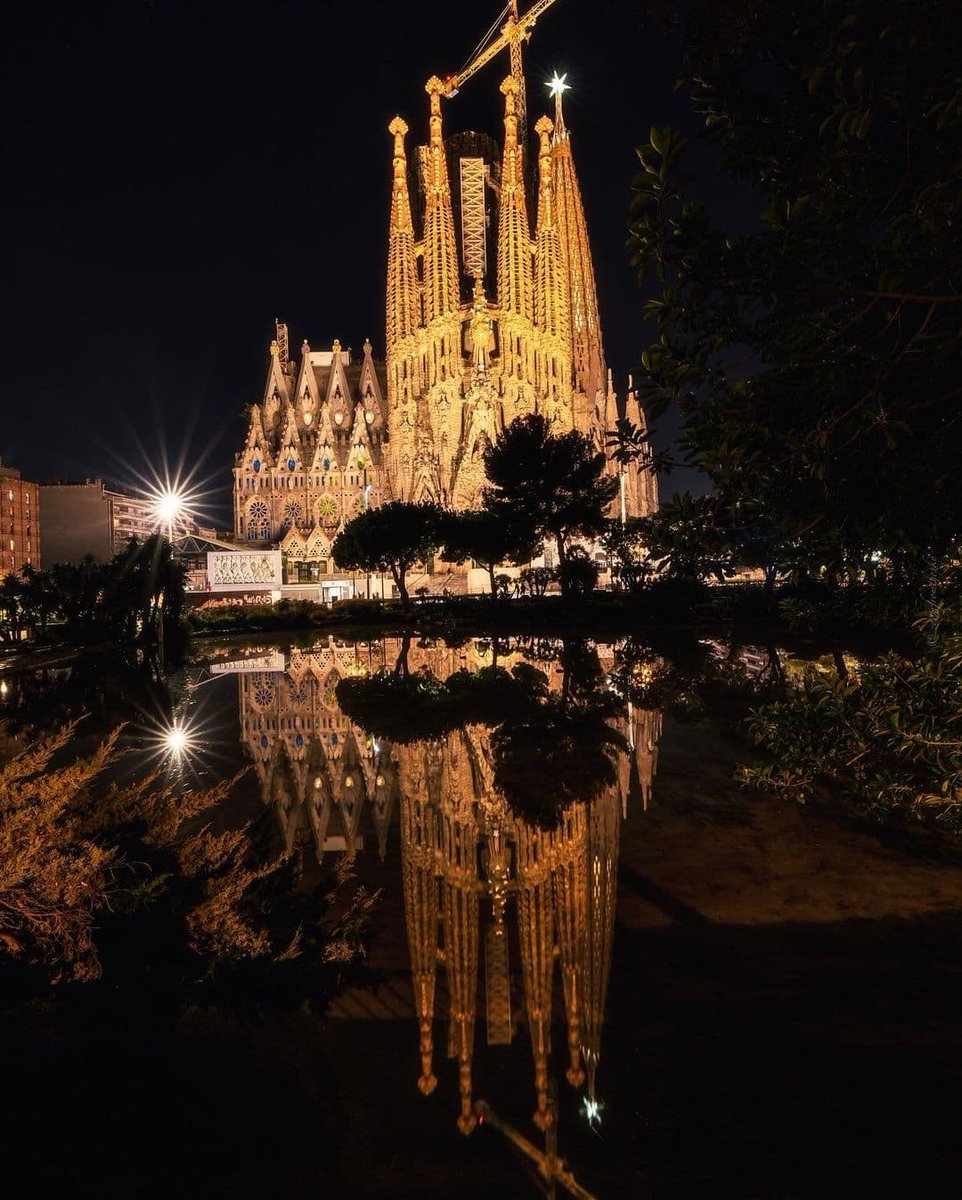 VisitBCN_IT's tweet photo. Promettiamo di smettere di pubblicare foto della Sagrada Familia per qualche giorno,
però…. cosa c’è di male? 🙊

📷 © zoomfromthesky (IG)

#VisitBarcelonaXMas https://t.co/ILq5pCdSc6