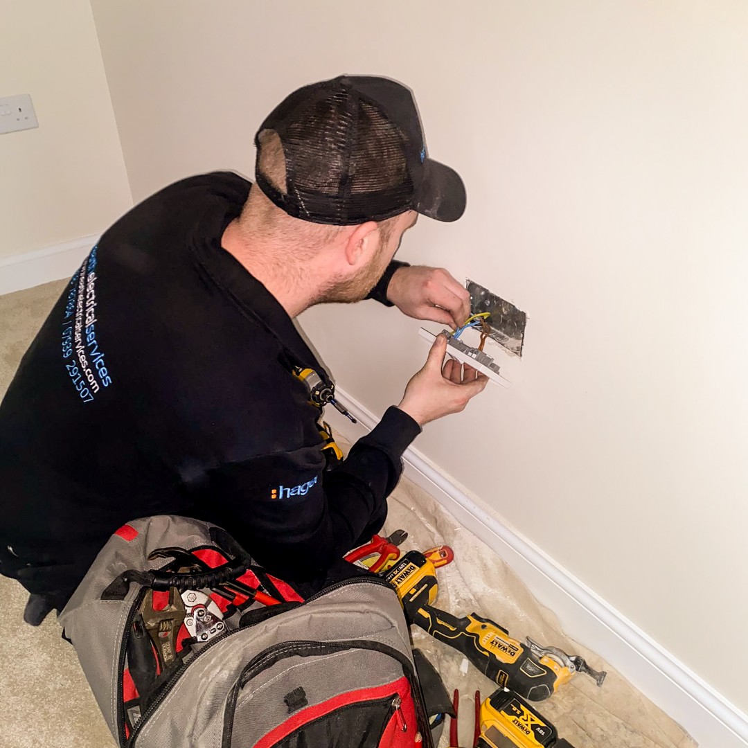 heathelectrical's tweet image. A simple change like moving sockets to the locations that YOU need them can make such a difference to a room! No more trailing cables, rogue extension leads or plugging and unplugging devices. 

Call us for a free, no obligation quote. 

 #socketsandswitches #wiringaccessories