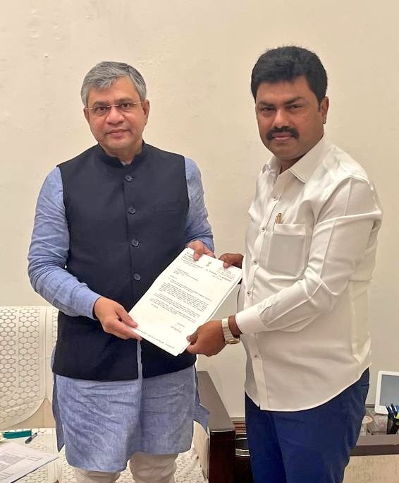 BYRBJP's tweet photo. Met Hon'ble Union Minister for Railways Shri @AshwiniVaishnaw Ji today and discussed various issues pertaining to Railways in Shivamogga Constituency.

Gratitude to Hon'ble @RailMinIndia for his good will and assurance for all possible support. https://t.co/OkLMGXSETh