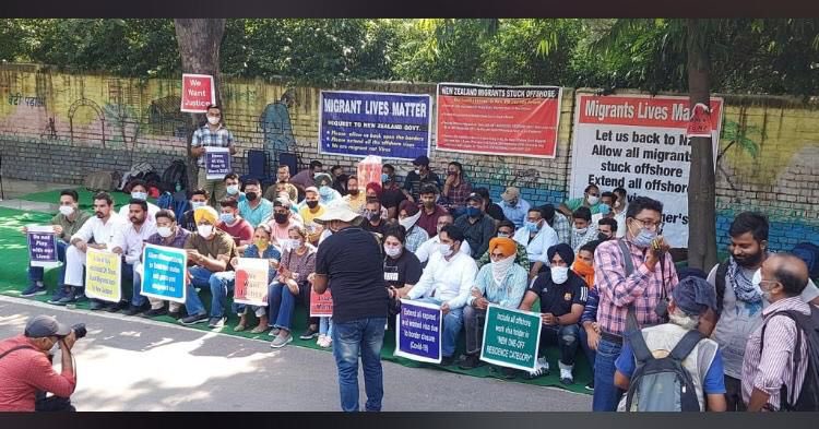 GurnamsinghBku's tweet photo. NZ वीजा धारक कोविड -19 की महामारी में भारत आए थे और फंस गए हैं, क्यों कि NZ ने अपनी सीमा बंद कर दी ।लेकिन अब 20 महीने बीत चुके हैं, इसलिए मैं आपसे अनुरोध करता हूं कि कृपया इस मुद्दे को NZ सरकार के साथ उठाएं और जिनका वीज़ा ख़त्म है उनका वीज़ा दुबारा से दिया जाए @DrSJaishankar https://t.co/huDyGoIiaj
